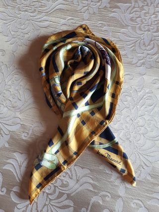 Pañuelo seda azul marino y dorado con carruajes