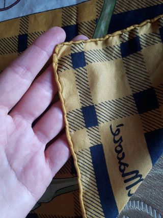 Pañuelo seda azul marino y dorado con carruajes