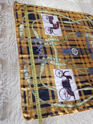 Pañuelo seda azul marino y dorado con carruajes