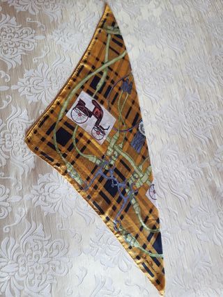 Pañuelo seda azul marino y dorado con carruajes