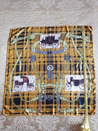 Pañuelo seda azul marino y dorado con carruajes