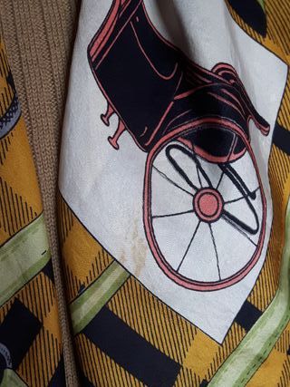 Pañuelo seda azul marino y dorado con carruajes