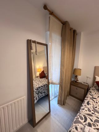 Espejo de pared rectangular con marco madrea