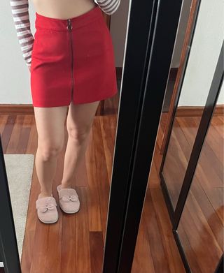 Mini falda roja de ante XS de Zara