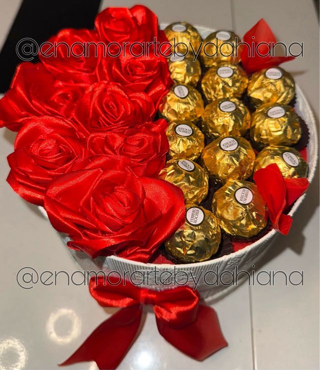 Buquet rosas eternas con ferrero