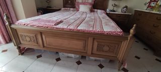 Dormitorio de madera y mármol estilo clásico.