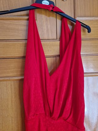 Vestido de fiesta rojo de Zara 