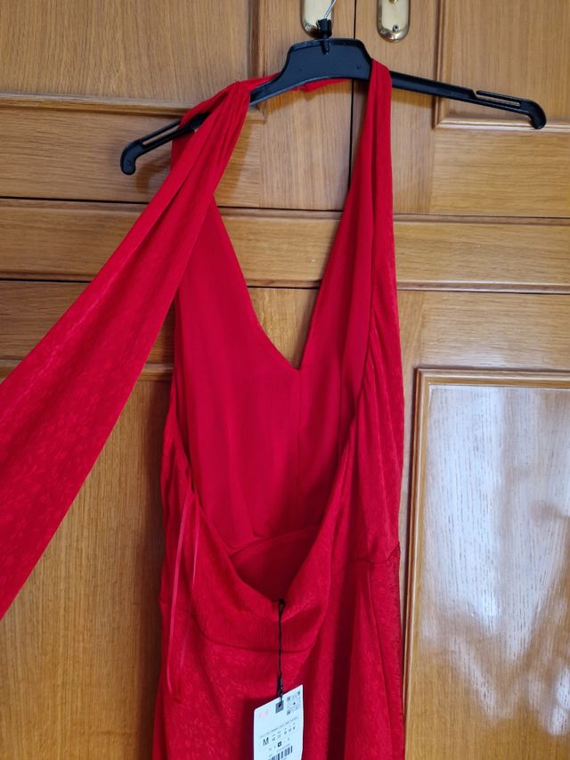 Vestido de fiesta rojo de Zara