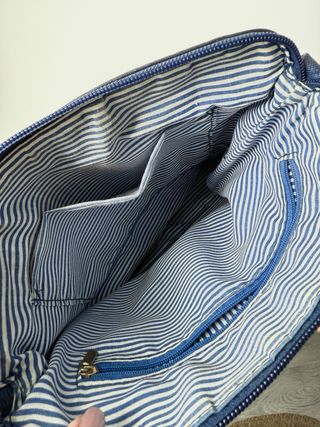 Bolso azul y blanco 