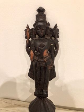 Antigua figura deidad hindu tallada en madera