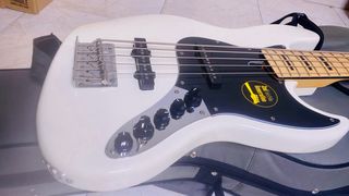 bajo marcus miller v7