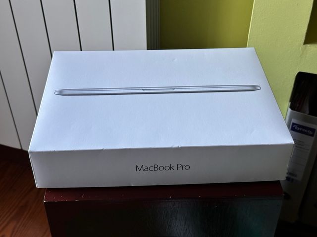 Caja Macbook Pro 13 pulgadas.