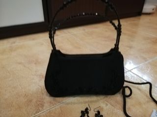 Bolso de fiesta y pendientes.