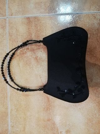 Bolso de fiesta y pendientes.