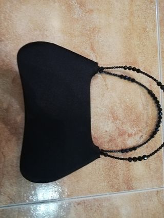 Bolso de fiesta y pendientes.
