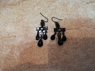 Bolso de fiesta y pendientes.
