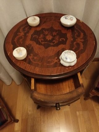 Mesa auxiliar con adornos en bronce.