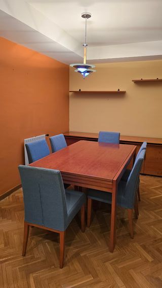 Mesa de comedor de madera de cerezo. Extensible.