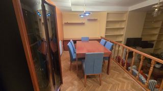 Mesa de comedor de madera de cerezo. Extensible.