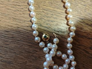 Collar perlas con cierre oro y esmeralda