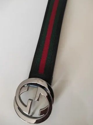 Cinturón Gucci Buckle Con Hebilla GG Plateada.