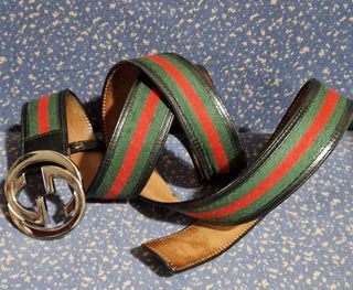 Cinturón Gucci Buckle Con Hebilla GG Plateada.