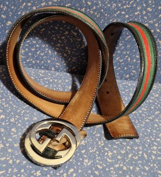 Cinturón Gucci Buckle Con Hebilla GG Plateada.