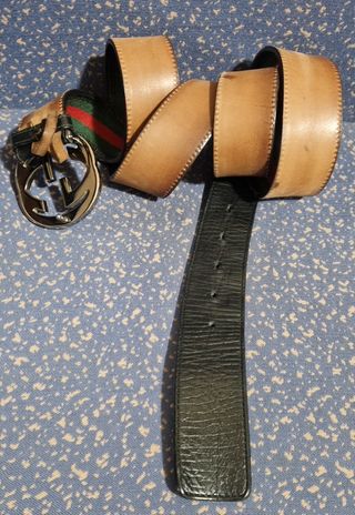 Cinturón Gucci Buckle Con Hebilla GG Plateada.