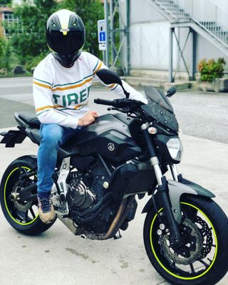 YAMAHA MT07 
