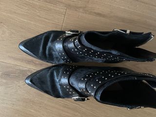 Botines negros piel vuelta stradivarius