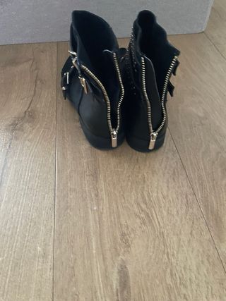 Botines negros piel vuelta stradivarius