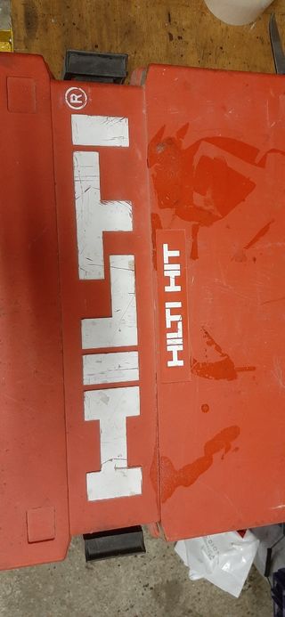 Pistola Hilti para tacos químicos