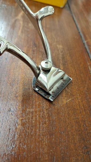 Antico taglia capelli manuale