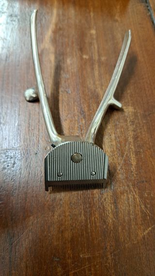 Antico taglia capelli manuale
