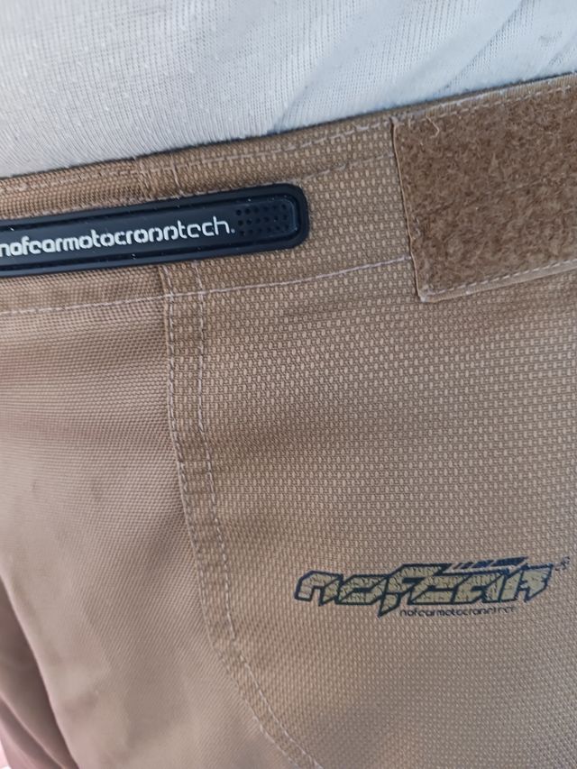 Pantalón para moto desmontable en rodilla