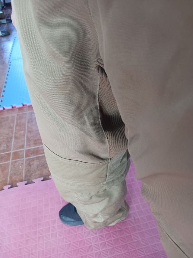 Pantalón para moto desmontable en rodilla