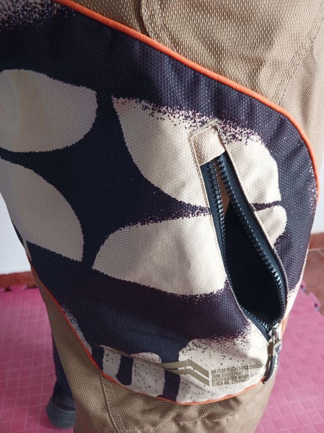 Pantalón para moto desmontable en rodilla