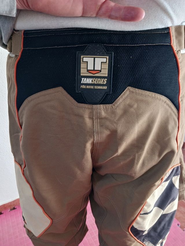 Pantalón para moto desmontable en rodilla