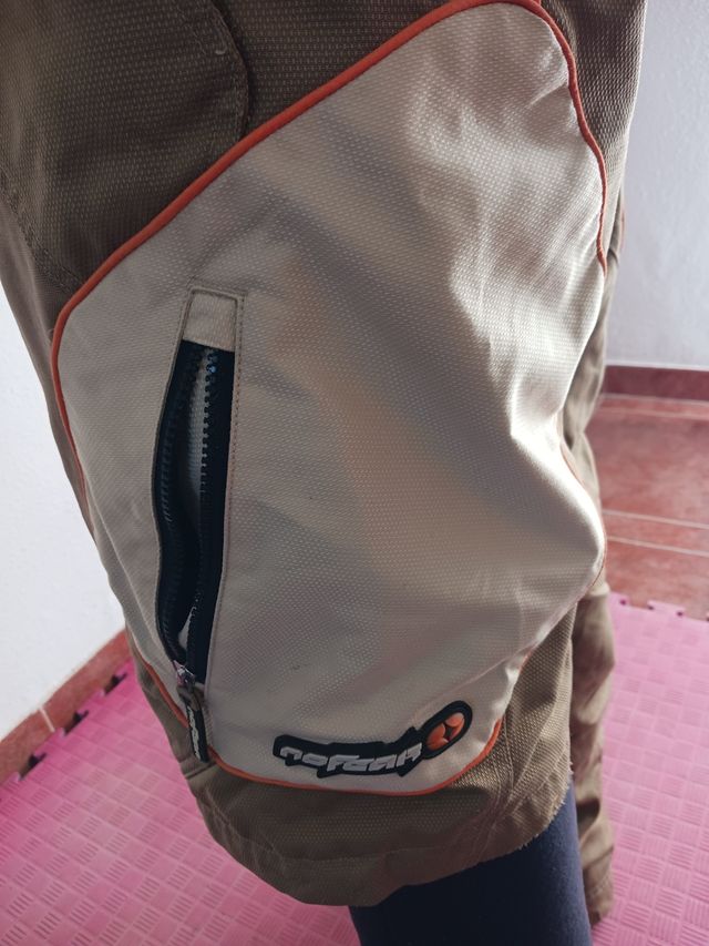 Pantalón para moto desmontable en rodilla