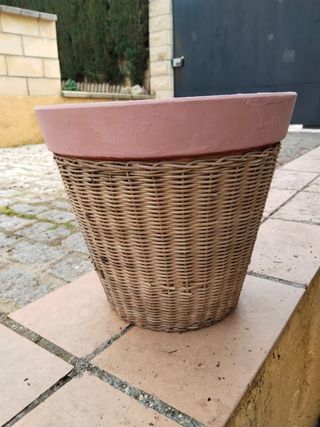 Macetero de barro y mimbre.