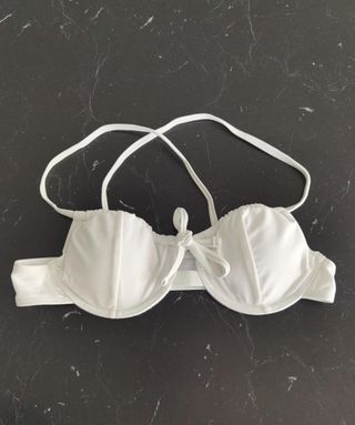 Top bikini con cordón delantero