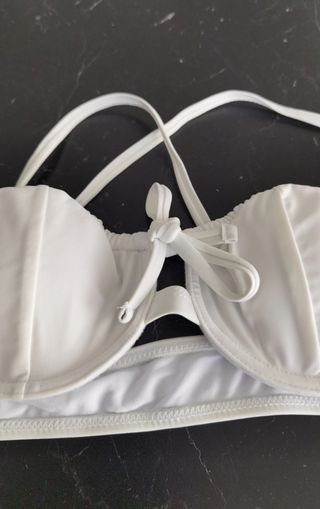 Top bikini con cordón delantero