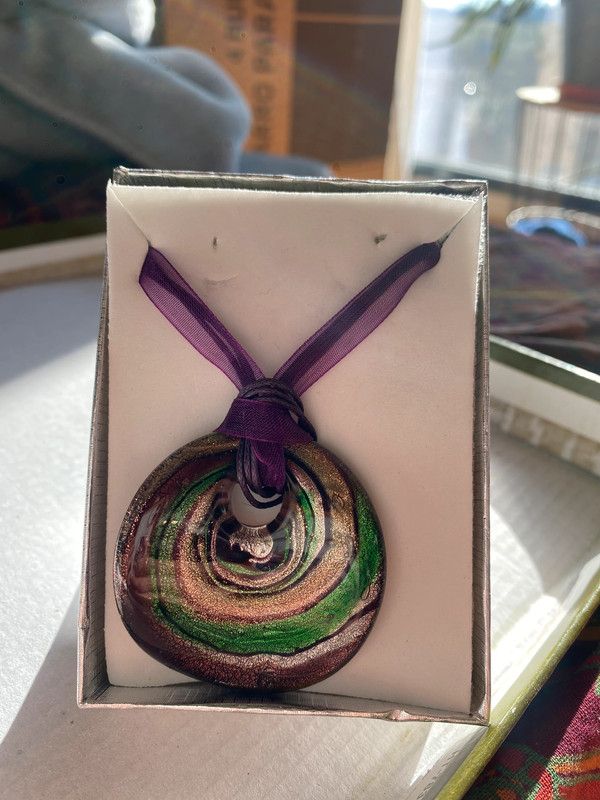 Collar con colgante de vidrio artesanal