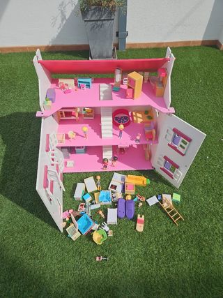 Casa de muñecas madera.