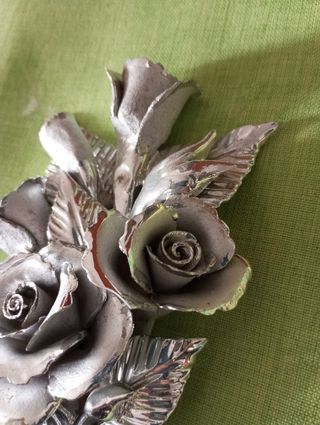 Mazzo di rose in porcellana