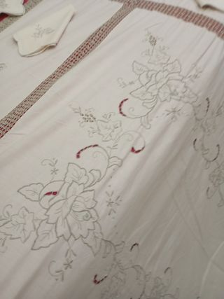 Manteleria bordada y encaje