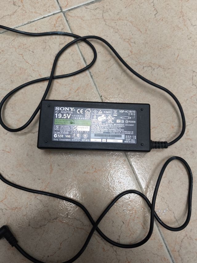 Cargador sony 19.5v 4.74A 6.5x4.4