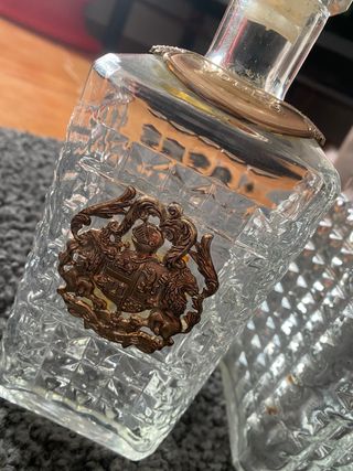 Due bottiglie di cristallo