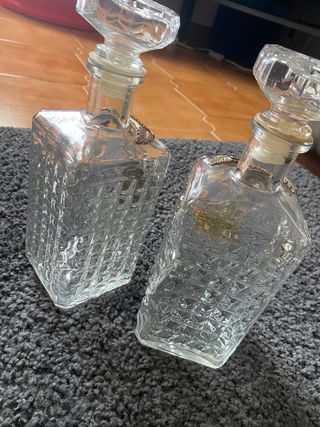 Due bottiglie di cristallo