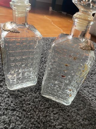 Due bottiglie di cristallo